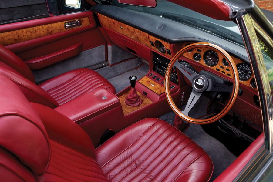 Интерьер Aston Martin V8 Volante Prince of Wales 1989 года  (фото 3 из 5)